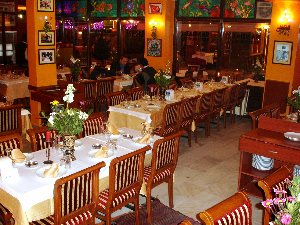 Sandal Restauran'ta Yemek
